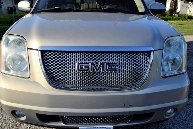 moto-CAGNES SUR MER-min_gmc-yukon-truck-grill-2828425